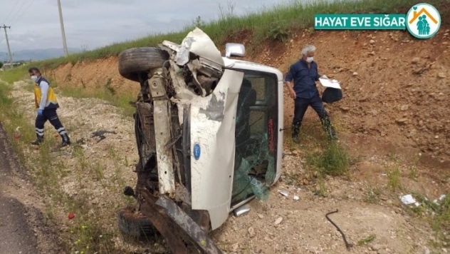 Hafif ticari araç takla attı: 4 Yaralı