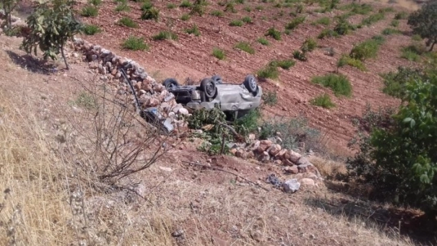 Hafif ticari araç tarlaya uçtu: 1 yaralı