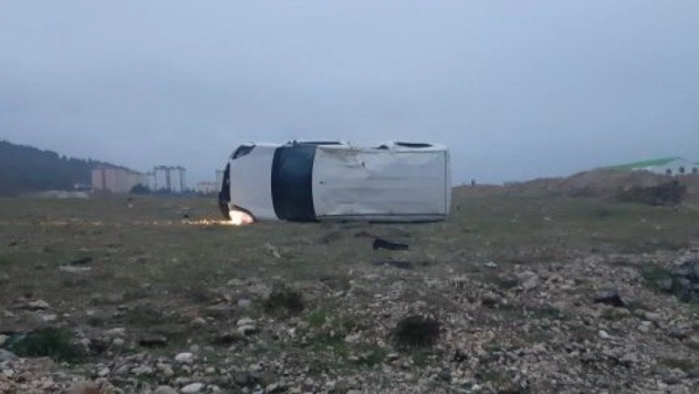 Hafif ticari araç tarlaya yuvarlandı: 1 yaralı