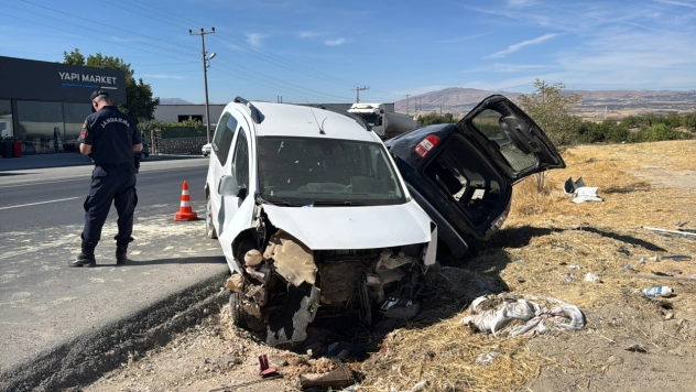 Hafif ticari araca çarpan otomobilde bulunan 3 kişi yaralandı