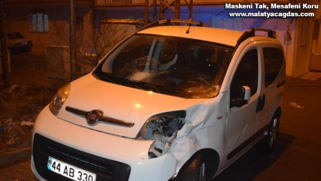 Hafif ticari araçla çarpışan motosikletli ağır yaralandı