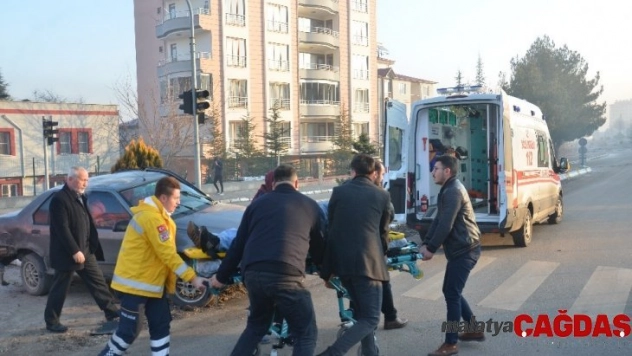 Hafif ticari araçla çarpışan otomobil refüje çıktı: 1 yaralı