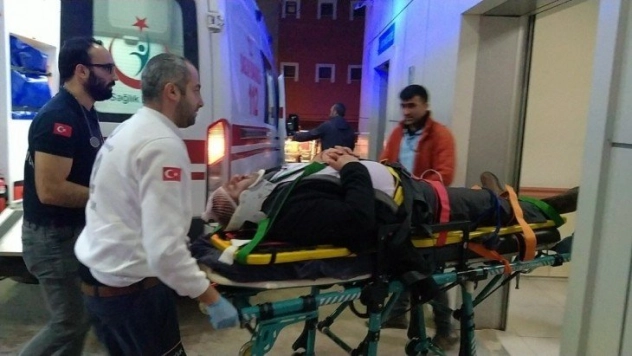 Hafif ticari araçla otomobil çarpıştı: 3 yaralı