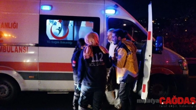 Hafif ticari araçla otomobil kafa kafaya çarpıştı: 4 yaralı