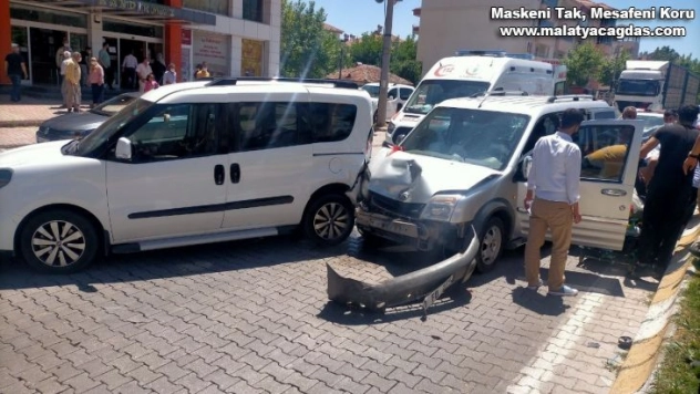 Hafif ticari araçlar çarpıştı: 2 Yaralı
