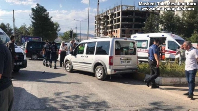 Hafif ticari araçlar çarpıştı: 1 yaralı