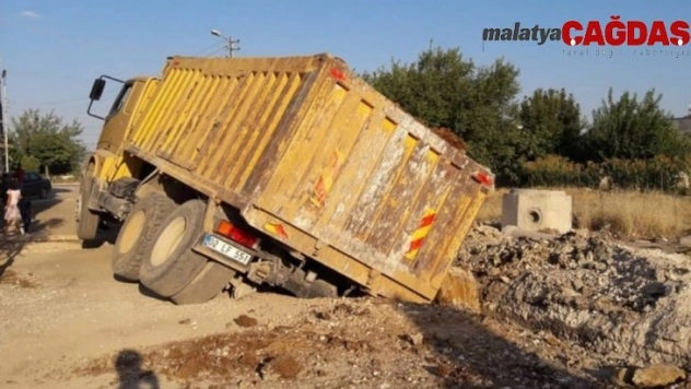 Hafriyat kamyonu çukura düştü