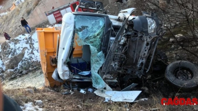 Hafriyat kamyonu köprüden düştü: 1 ölü