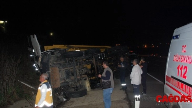 Hafriyat kamyonu su kanalına devrildi: 1 ağır yaralı