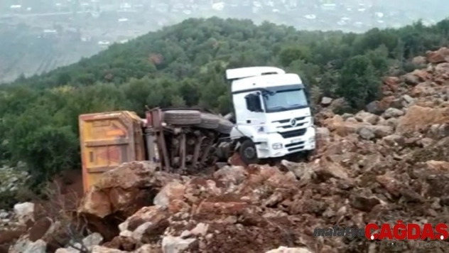 Hafriyat yüklü kamyon kayalıklara uçtu
