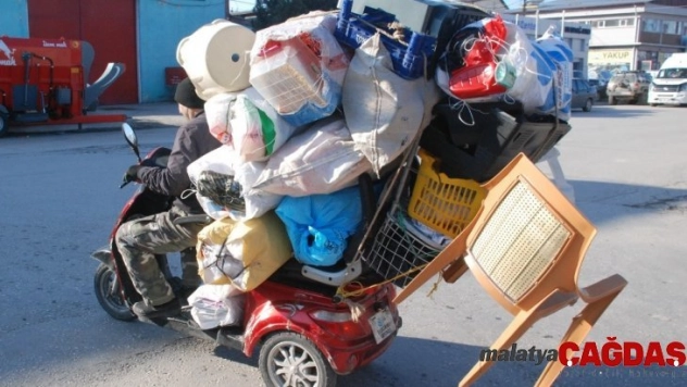 Haftalık 40 lira için her gün hurda topluyor