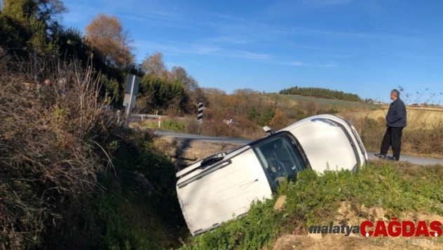 Hakimiyetini kaybeden araç su kanalına uçtu