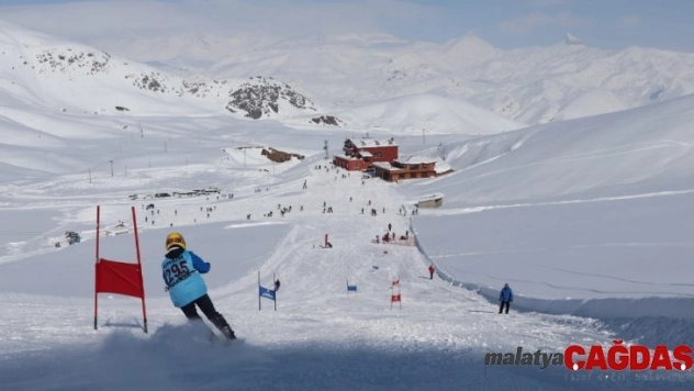Hakkari'de 'Kayak İl Birinciliği Yarışması' düzenlendi