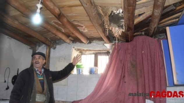 Hakkari'de toprak damlı evde göçük