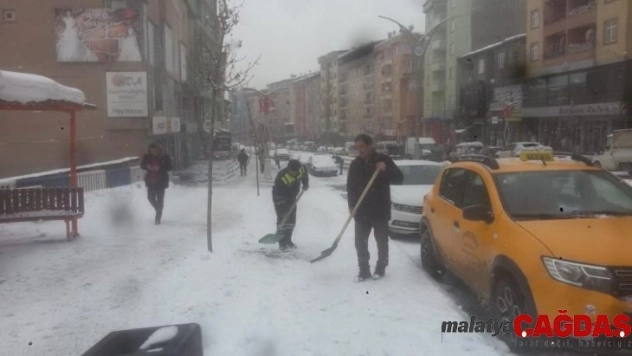 Hakkari'de yol tuzlama çalışması
