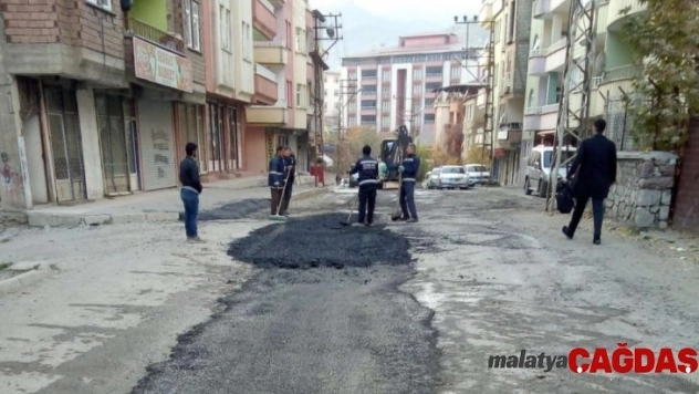 Hakkari'de yol yama çalışması