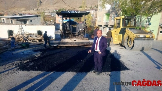 Hakkari Sümbül Mahallesinden belediyeye asfalt teşekkürü