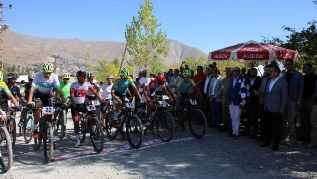 Hakkari'de 'Uluslar arası Dağ Bisikleti Yarışması' düzenlendi