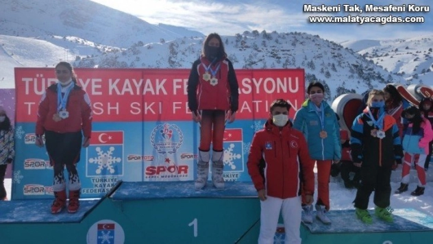 Hakkarili kayakçılar madalyalarla döndü