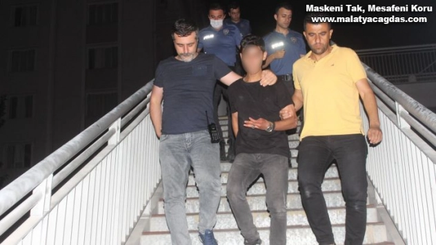 Hakkında soruşturma açıldığını iddia ederek üst geçitten atlamak istedi