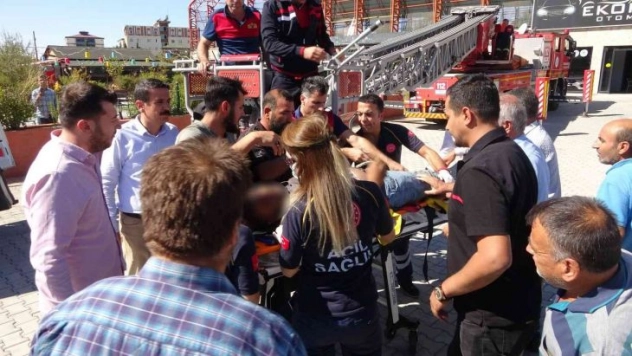 Halı saha çatısında elektrik akımına kapılan işçi hayatını kaybetti