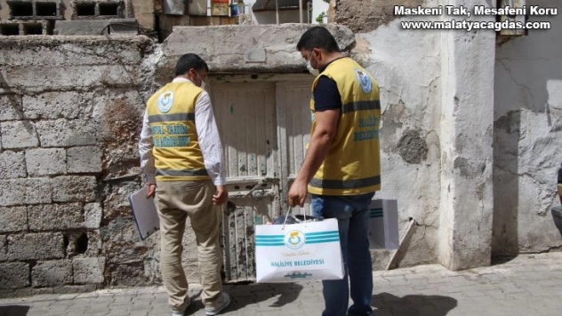 Haliliye'de çocuklara bayramlık kıyafet dağıtılıyor