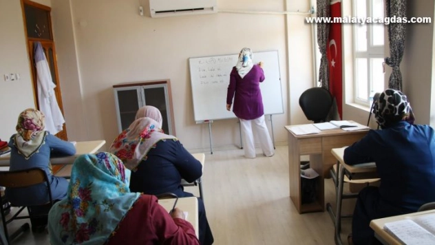 Haliliye'de kadınlar okuma öğreniyor, çocukları kreşte eğitim alıyor