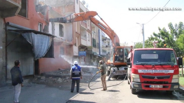 Haliliye'de riskli ve metruk yapıların yıkımı gerçekleştiriliyor