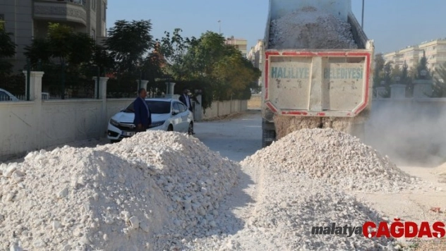 Haliliye'de yol yapım çalışmalarını sürüyor