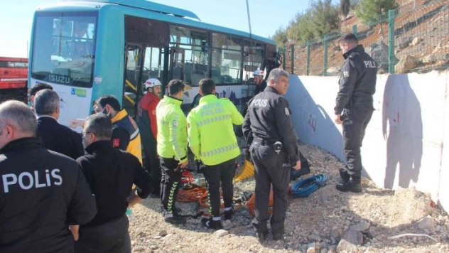 Halk otobüsü AFAD aracı ile çarpıştı: 1 ölü, 3 yaralı