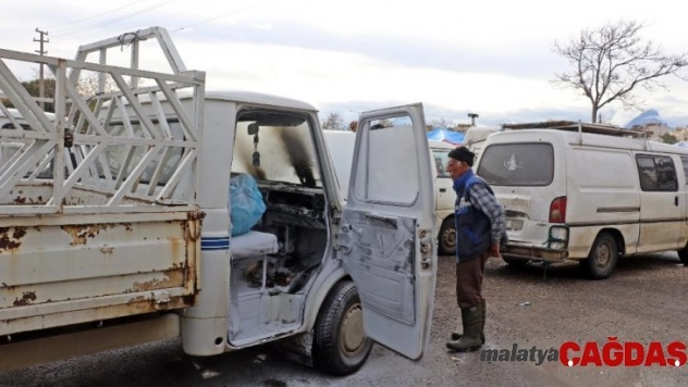 Halk pazarında park halindeyken yanan kamyonet, paniğe neden oldu