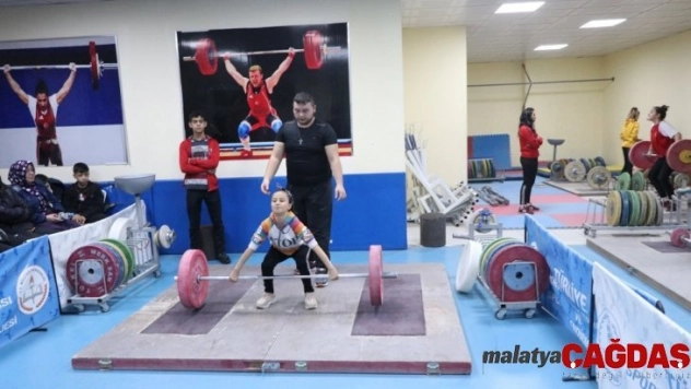 Halter heyecanı 50 sporcunun katılımıyla başladı