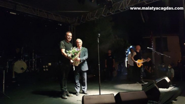 Haluk Levent Hatay'ın anavatana katılışının 82'nci yılı kutlamalarında sahne aldı