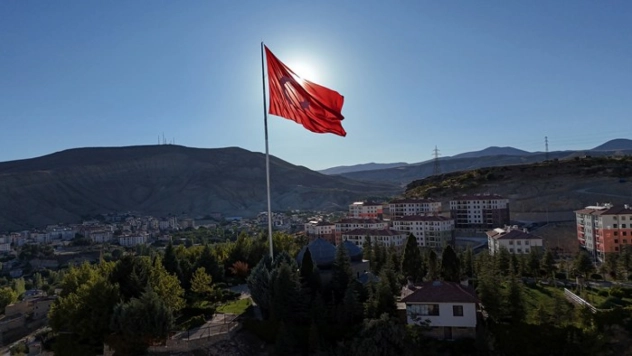 Hasan Gazi Türbesi'nde Şanlı Bayrak 50 Metreden Dalgalanıyor