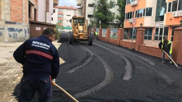 Hasar gören yollara ekiplerden müdahale