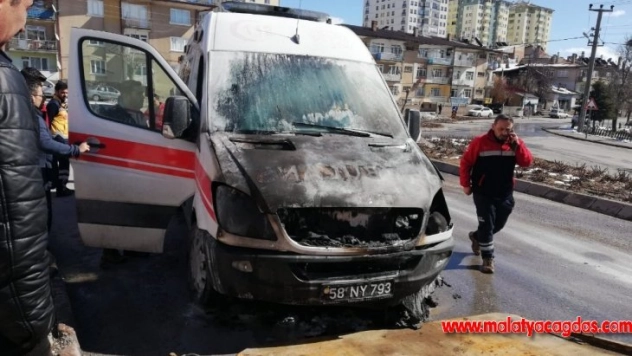 Hasta almaya giden ambulans yandı