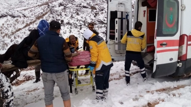 Hasta traktörle ambulansa ulaştırıldı