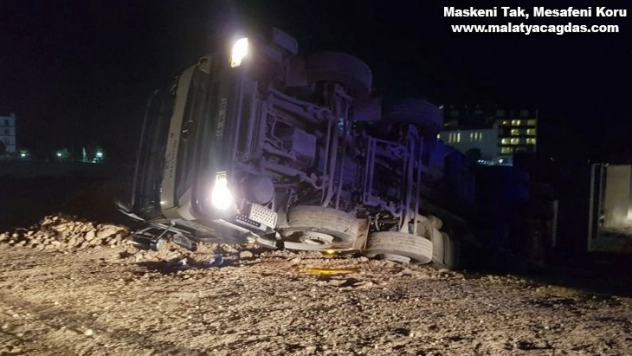 Hastane inşaatında beton mikseri devrildi: 1 yaralı