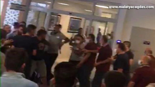 Hastanede güvenlikçiler ile vatandaşların maske kavgası: 3 yaralı