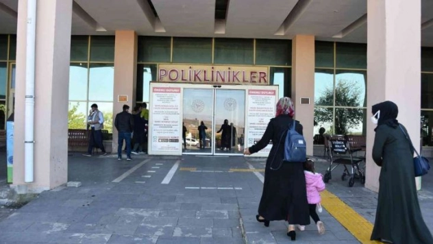 Hastanede karşılaşan husumetli ailler birbirine girdi: 2'si ağır 3 yaralı