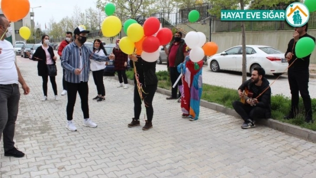 Hastanede tedavi gören çocuklara, bahçeden 23 Nisan kutlaması