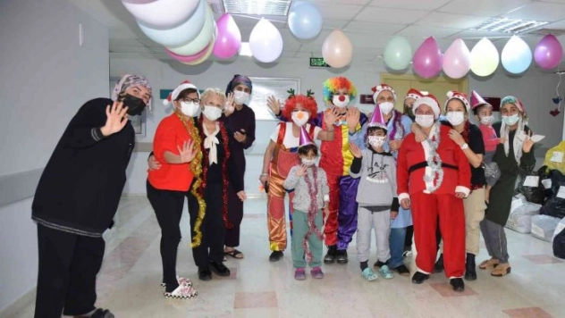 Hastanede tedavi gören miniklere yeni yıl kutlaması