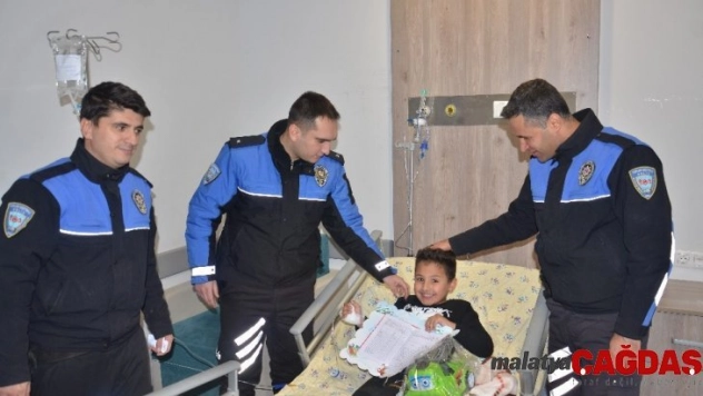 Hastanede tedavi gören öğrencilere polisten karne sürprizi