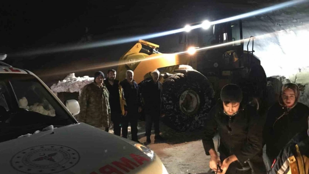 Hastaya ulaşmak için 4 saat boyunca yol açıldı