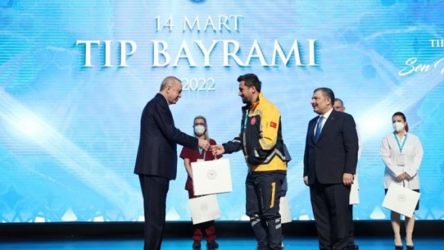 Hastayı sırtında taşıyan sağlık görevlisi hediyesini Cumhurbaşkanından aldı