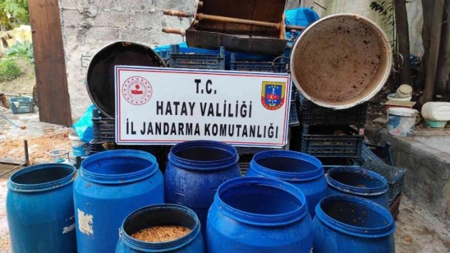 Hatay'da 2 ton 390 litre sahte içki ele geçirildi