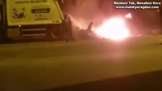 Hatay'da çöp aracının kasasındaki çöpler alev aldı