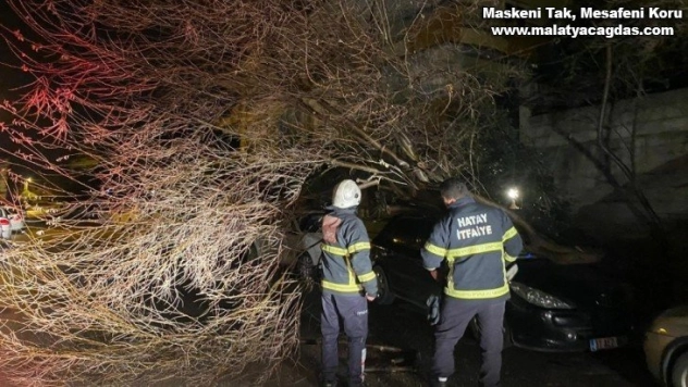 Hatay'da etkili olan fırtına araçlara zarar verdi