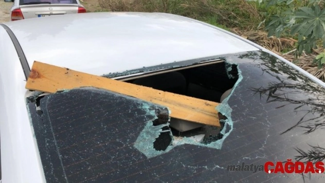 Hatay'da fırtınada kopan çatı otomobillerin üzerine düştü