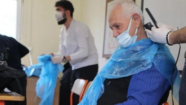 Hatay'da gönüllü berber ve kuaförler 450 sığınmacıyı tıraş etti